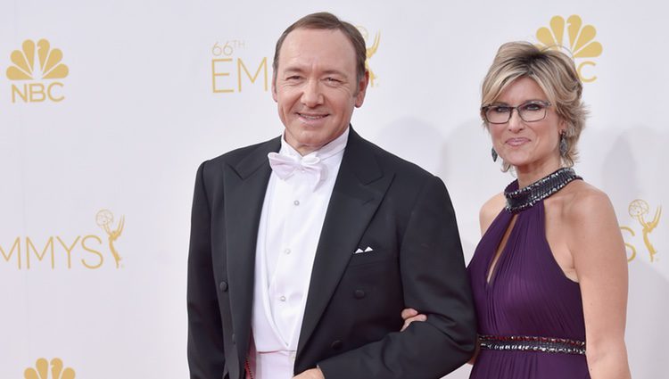 Ashleigh Banfield y Kevin Spacey en la alfombra roja de los Premios Emmy 2014