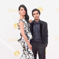 Kunal Nayyar y Neha Kapur en la alfombra roja de los Premios Emmy 2014