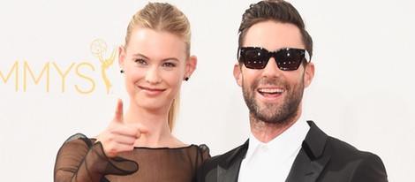 Behati Prinsloo y Adam Levine en la alfombra roja de los Premios Emmy 2014