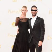 Behati Prinsloo y Adam Levine en la alfombra roja de los Premios Emmy 2014