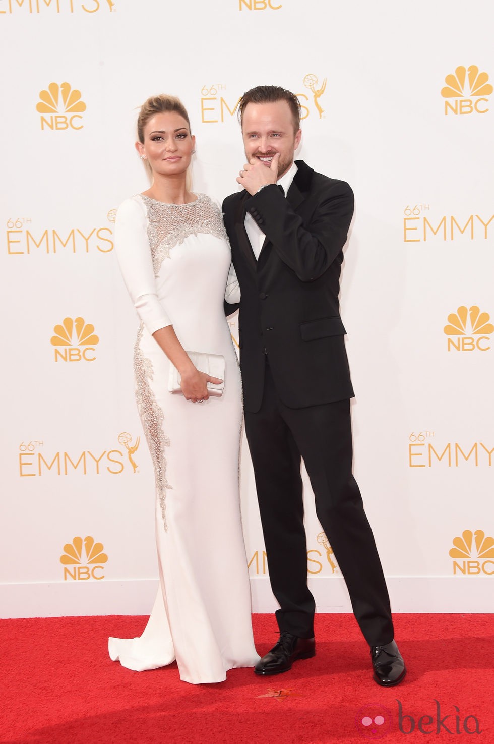 Aaron Paul y Lauren Parsekian en la alfombra roja de los Premios Emmy 2014