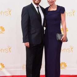 Jane Fallon y Ricky Gervais en la alfombra roja de los Premios Emmy 2014