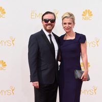 Jane Fallon y Ricky Gervais en la alfombra roja de los Premios Emmy 2014