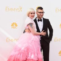 Lena Dunham y Jack Antonoff en la alfombra roja de los Premios Emmy 2014