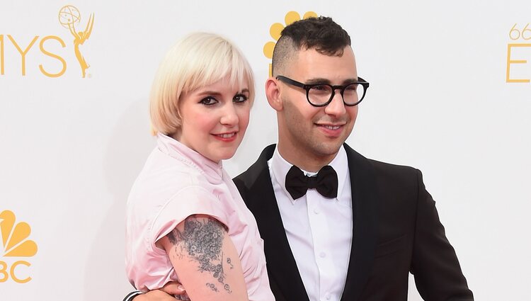 Lena Dunham y Jack Antonoff en la alfombra roja de los Premios Emmy 2014