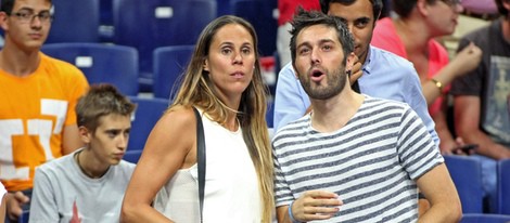 Amaya Valdemoro y Dani Martínez en el partido de baloncesto entre España y Argentina