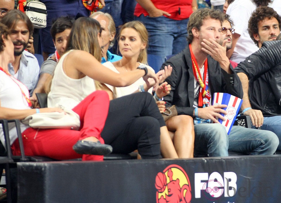 Amaia Salamanca y Eloy Azorín en el partido de baloncesto entre España y Argentina