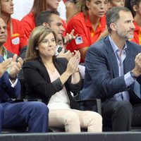 Soraya Sáenz de Santamaría y el Rey Felipe en el partido de baloncesto entre España y Argentina