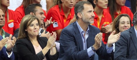 Soraya Sáenz de Santamaría y el Rey Felipe en el partido de baloncesto entre España y Argentina