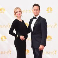  Sophie Flack luce embarazo junto a Josh Charles en la alfombra roja de los Premios Emmy 2014