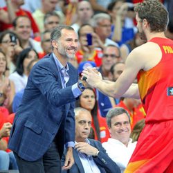 El Rey Felipe saluda a Pau Gasol en el partido de baloncesto entre España y Argentina