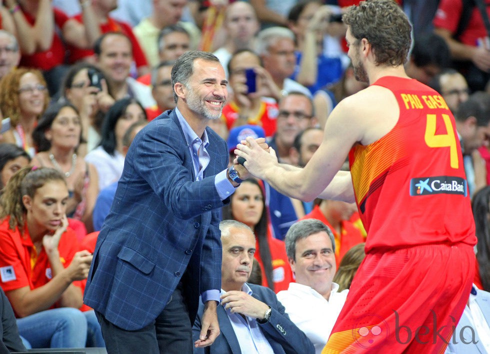 El Rey Felipe saluda a Pau Gasol en el partido de baloncesto entre España y Argentina