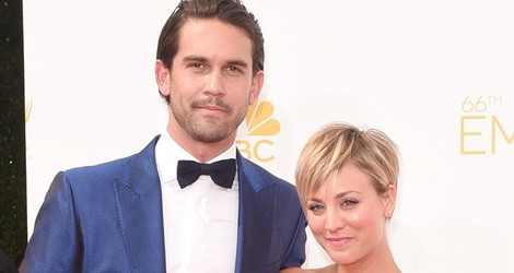 Kaley Cuoco y Ryan Sweeting en la alfombra roja de los Premios Emmy 2014