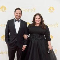 Melissa McCarthy y Ben Falcone en la alfombra roja de los Premios Emmy 2014