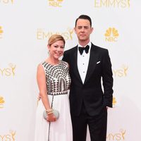 Colin Hanks y Samantha Bryant en la alfombra roja de los Premios Emmy 2014