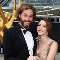 Kate Gorney y T.J. Miller lucen la alianza de prometidos en la alfombra roja de los Premios Emmy 2014