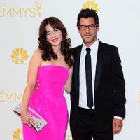 Zooey Deschanel y Jacob Pechenik en la alfombra roja de los Premios Emmy 2014