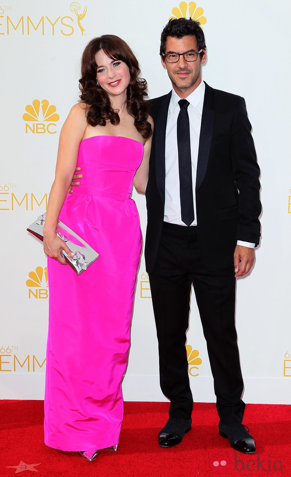 Zooey Deschanel y Jacob Pechenik en la alfombra roja de los Premios Emmy 2014