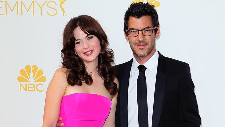 Zooey Deschanel y Jacob Pechenik en la alfombra roja de los Premios Emmy 2014