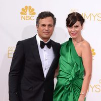 Mark Ruffalo y Sunrise Coigney en la alfombra roja de los Premios Emmy 2014