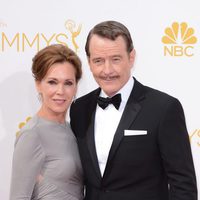 Bryan Cranston y Robin Dearden en la alfombra roja de los Premios Emmy 2014