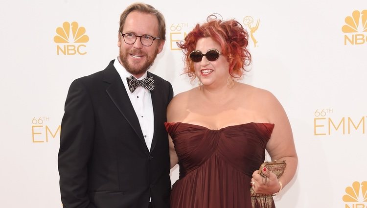 Christopher Noxon y Jenji Kohan en la alfombra roja de los Premios Emmy 2014