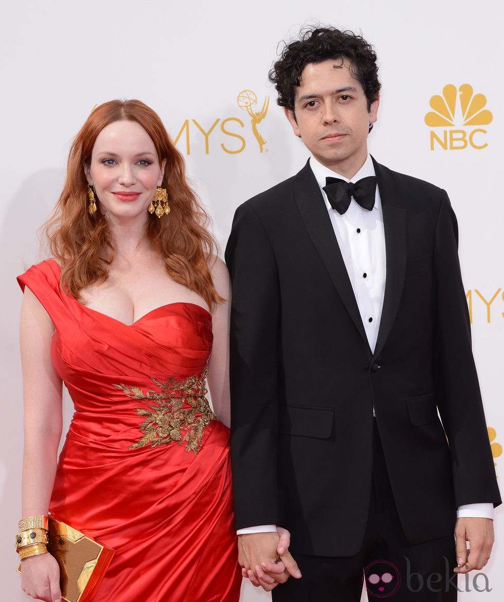 Christina Hendricks y Geoffrey Arend en la alfombra roja de los Premios Emmy 2014