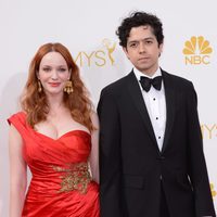 Christina Hendricks y Geoffrey Arend en la alfombra roja de los Premios Emmy 2014