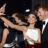 Jesse Tyler Ferguson y Sarah Hyland se hacen un selfie en la gala de los Premios Emmy 2014