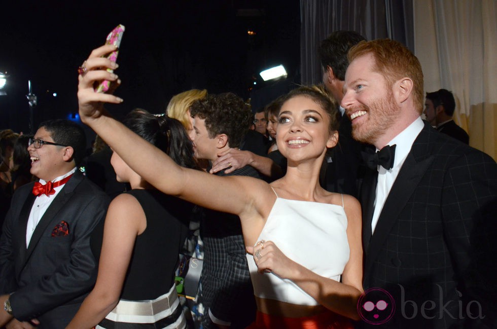 Jesse Tyler Ferguson y Sarah Hyland se hacen un selfie en la gala de los Premios Emmy 2014