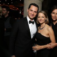 Matt McGorry, Jodie Foster y Alexandra Hedison en la fiesta de Netflix tras los Emmy 2014