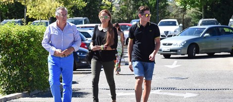 Gloria Camila con tu tío Aniceto y su primo Chema Esteban en el funeral de Pablo Mora