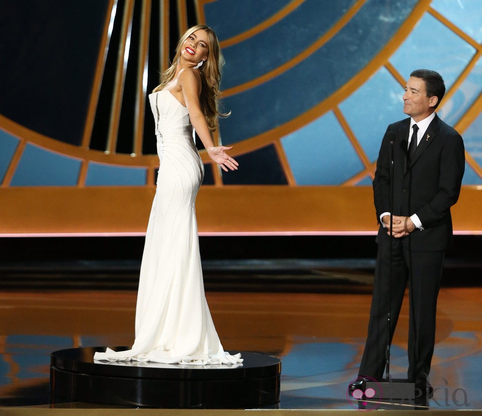 Sofia Vergara posa como una muñeca en los Emmy 2014