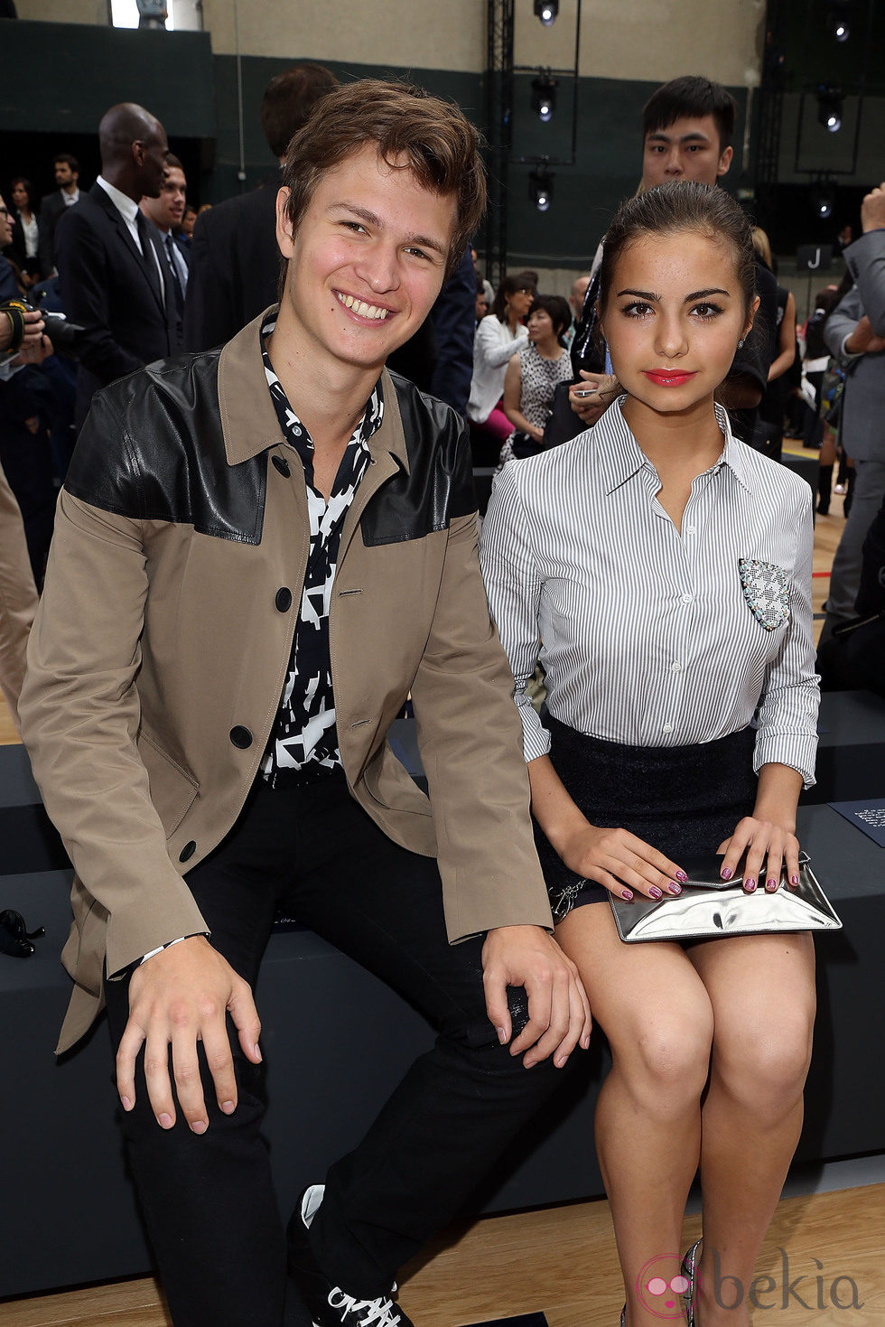 Ansel Elgort y Violetta Komyshan en la Semana de la Moda Masculina de París