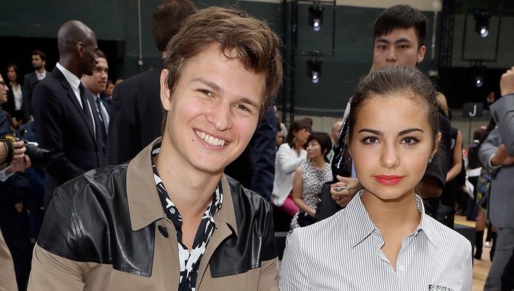 Ansel Elgort y Violetta Komyshan en la Semana de la Moda Masculina de París