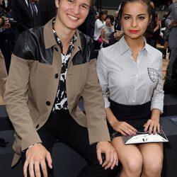 Ansel Elgort y Violetta Komyshan en la Semana de la Moda Masculina de París