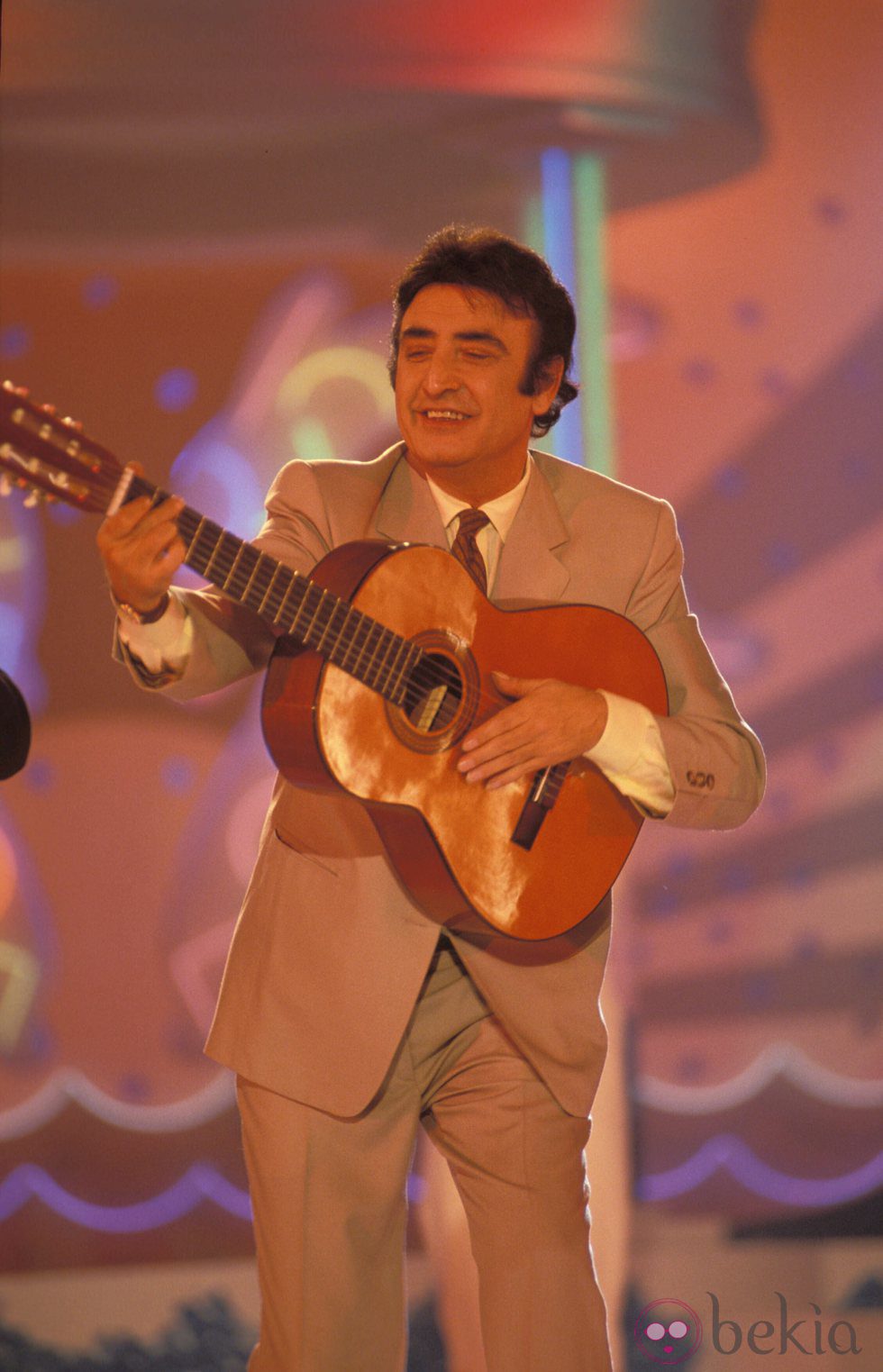 Peret tocando la guitarra en un concierto