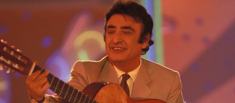 Peret tocando la guitarra en un concierto