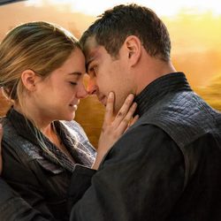 Shailene Woodley y Theo James en 'Divergente'