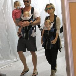 Elsa Pataky y Chris Hemsworth con sus tres hijos en el aeropuerto de Los Angeles