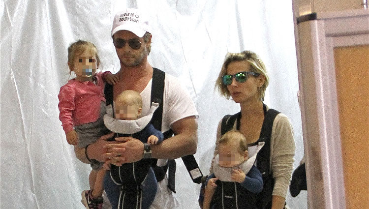 Elsa Pataky y Chris Hemsworth con sus tres hijos en el aeropuerto de Los Angeles