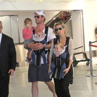 Elsa Pataky y Chris Hemsworth con sus hijos India, Tristan y Sasha en el aeropuerto de Los Angeles