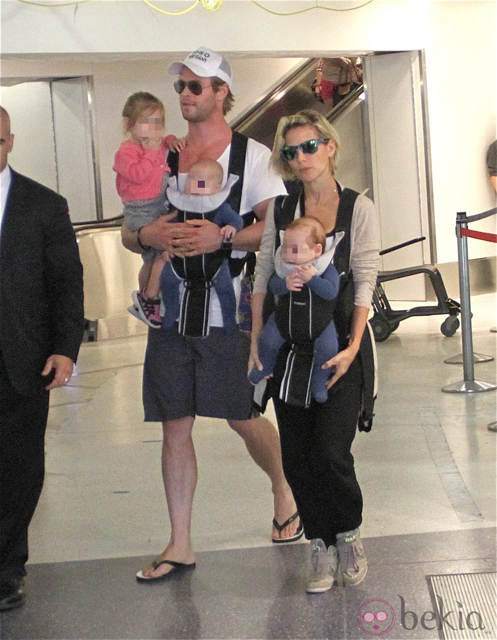 Elsa Pataky y Chris Hemsworth con sus hijos India, Tristan y Sasha en el aeropuerto de Los Angeles