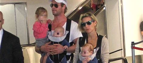 Elsa Pataky y Chris Hemsworth con sus hijos India, Tristan y Sasha en el aeropuerto de Los Angeles