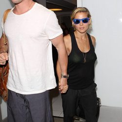 Elsa Pataky y Chris Hemsworh en el aeropuerto de Los Angeles