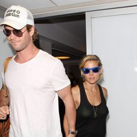 Elsa Pataky y Chris Hemsworh en el aeropuerto de Los Angeles