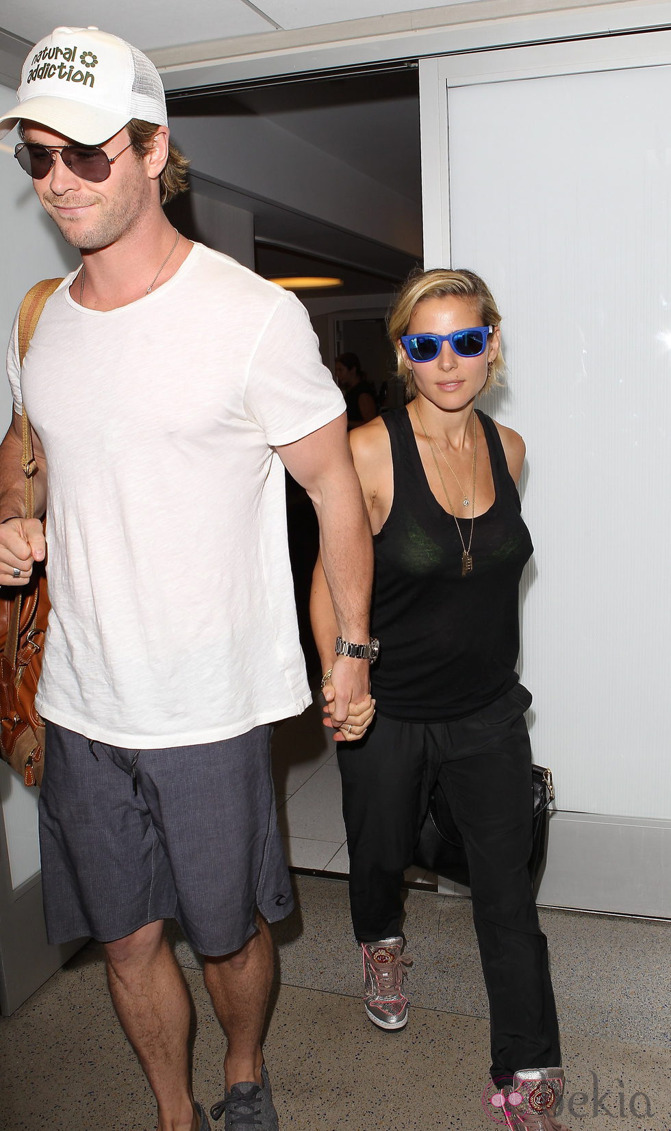 Elsa Pataky y Chris Hemsworh en el aeropuerto de Los Angeles