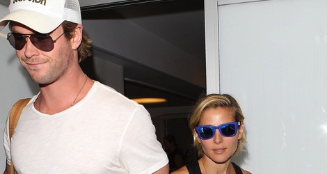 Elsa Pataky y Chris Hemsworh en el aeropuerto de Los Angeles