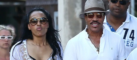 Lionel Richie y su novia paseando por Saint Tropez