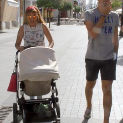 Chabelita Pantoja con su hijo Alberto y su amigo Alejandro en Sanlúcar de Barrameda